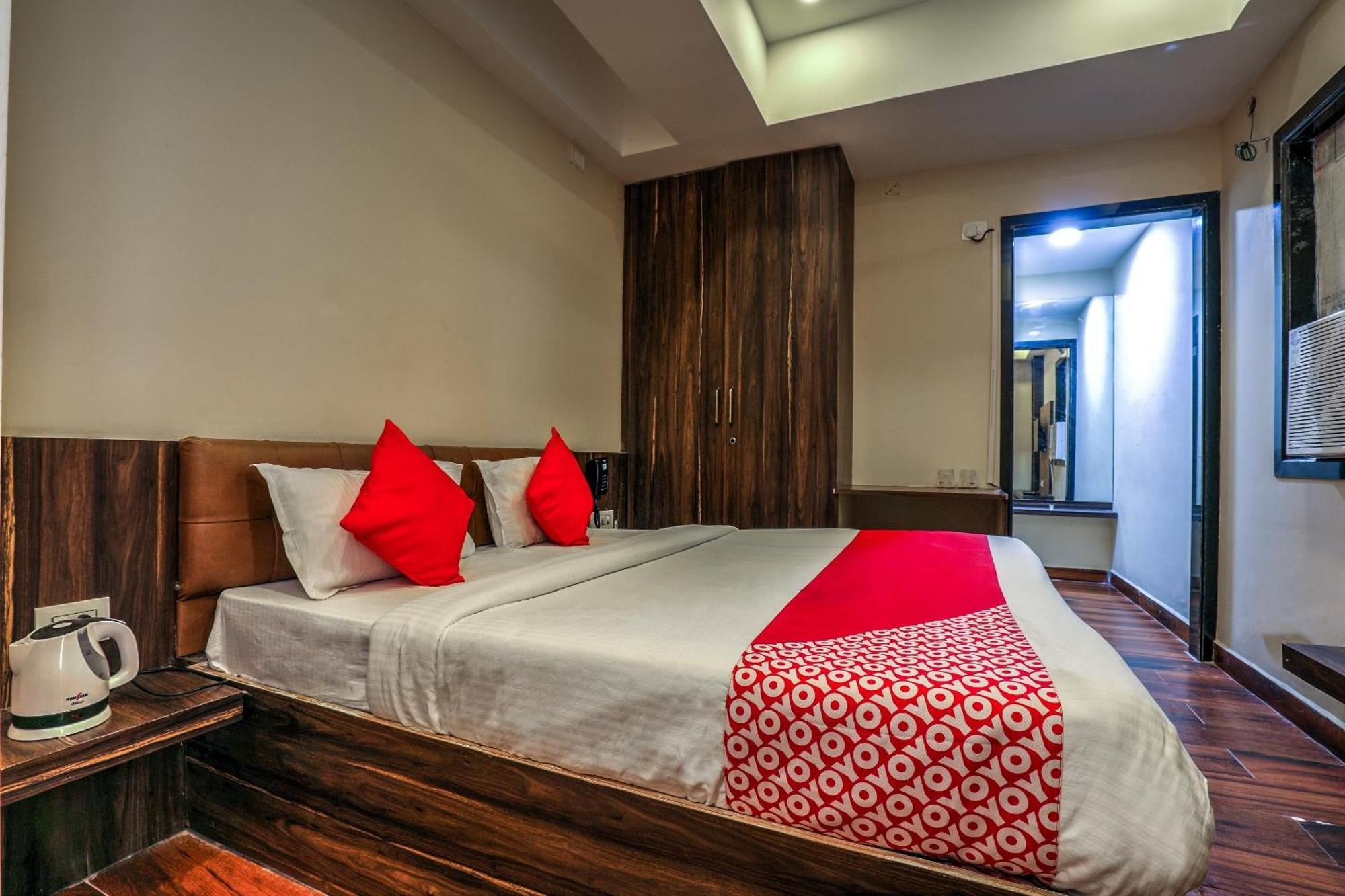 Hotel OYO 14244 Loya Legend Hyderabad Exterior foto