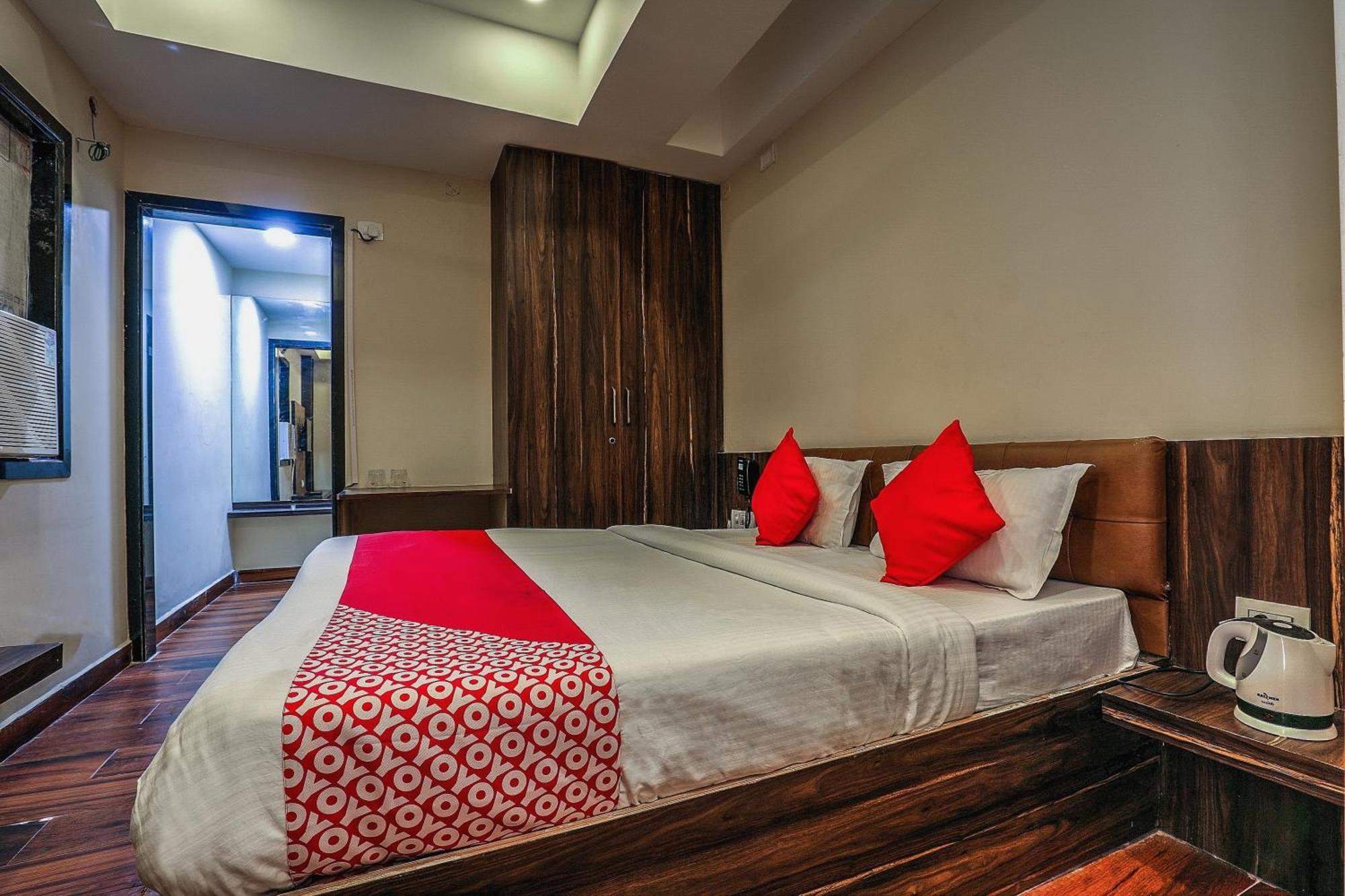 Hotel OYO 14244 Loya Legend Hyderabad Exterior foto