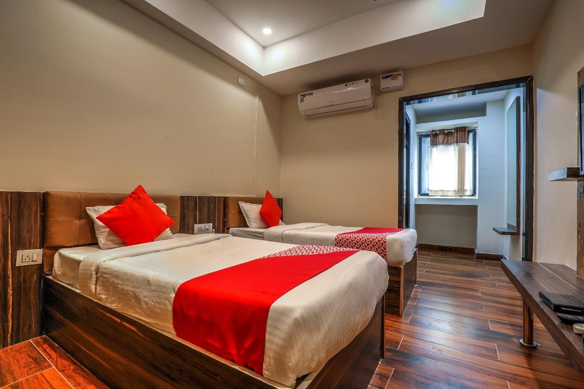 Hotel OYO 14244 Loya Legend Hyderabad Exterior foto