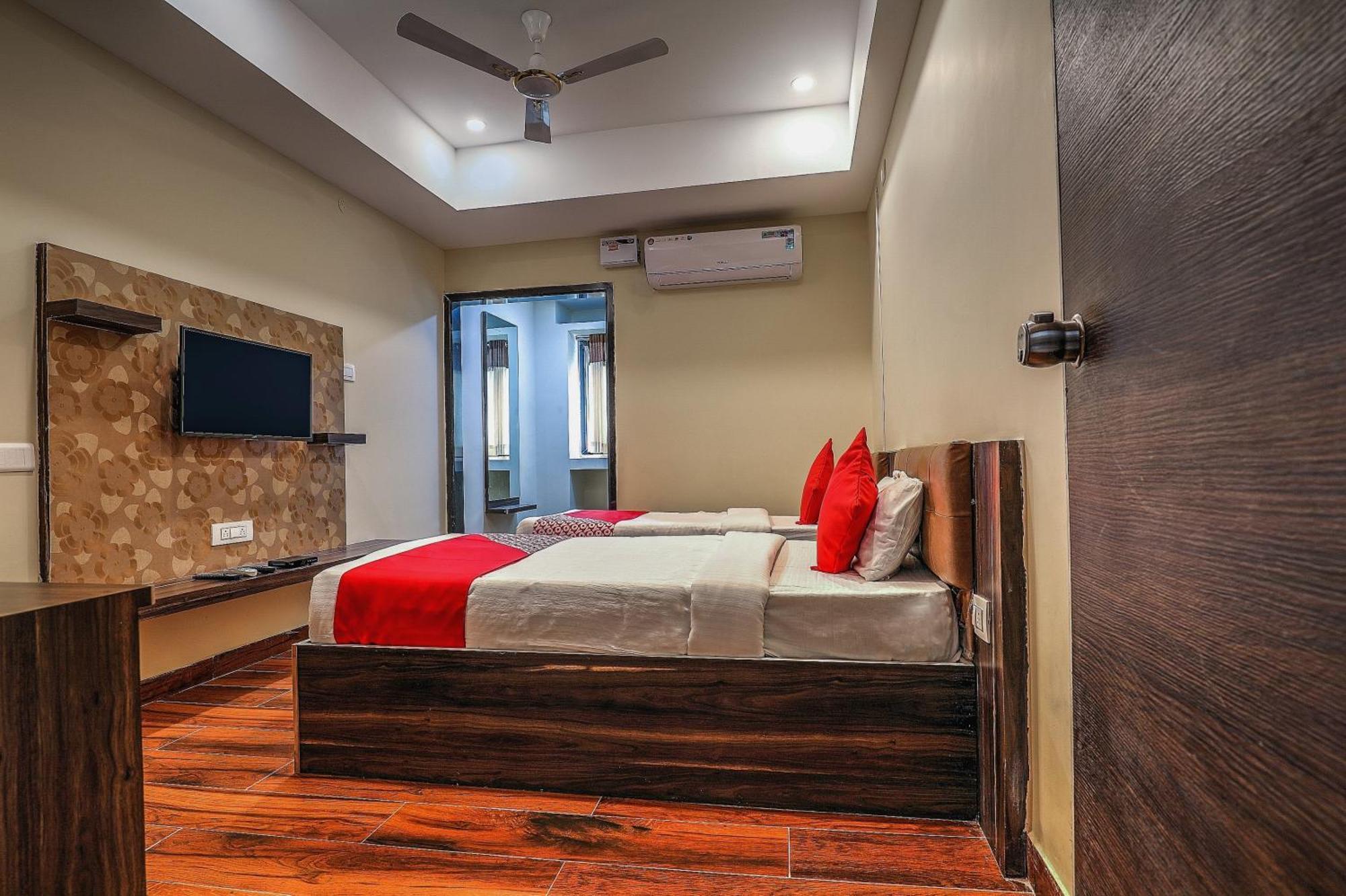 Hotel OYO 14244 Loya Legend Hyderabad Exterior foto